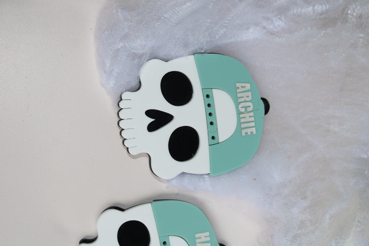 Snap back skull Halloween basket tag